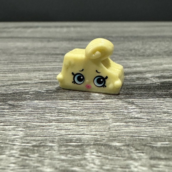 Shopkins | Real Littles: Mary Lou Blue Bonnet Butter - Mini Collectable Figure - Picture 1 of 6